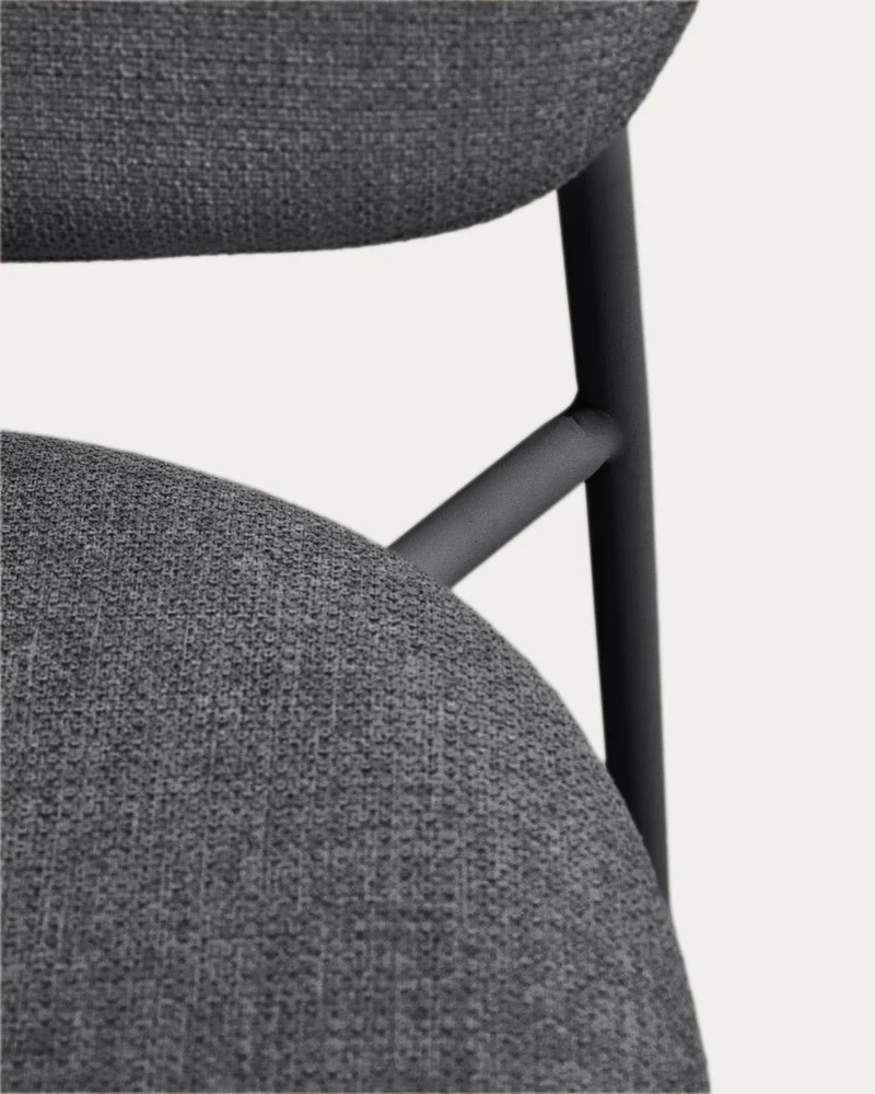 Stapelbarer Stuhl Meli mit grauer Chenille und grauen Metallbeinen FSC Mix Credit