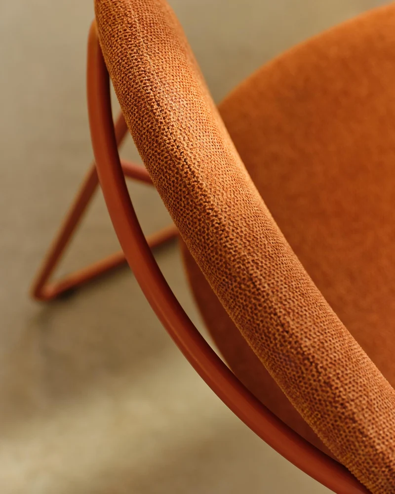 Stapelbarer Stuhl Meli mit terrakottafarbener Chenille und terrakottafarbenen Metallbeinen