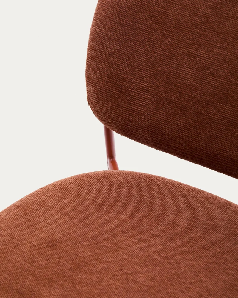 Stapelbarer Stuhl Meli mit terrakottafarbener Chenille und terrakottafarbenen Metallbeinen
