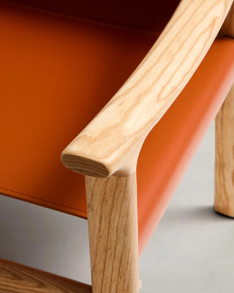Stuhl Jan aus recycelten Lederfasern in Hellbraun und massivem Eschenholz FSC 100 % mit Fi