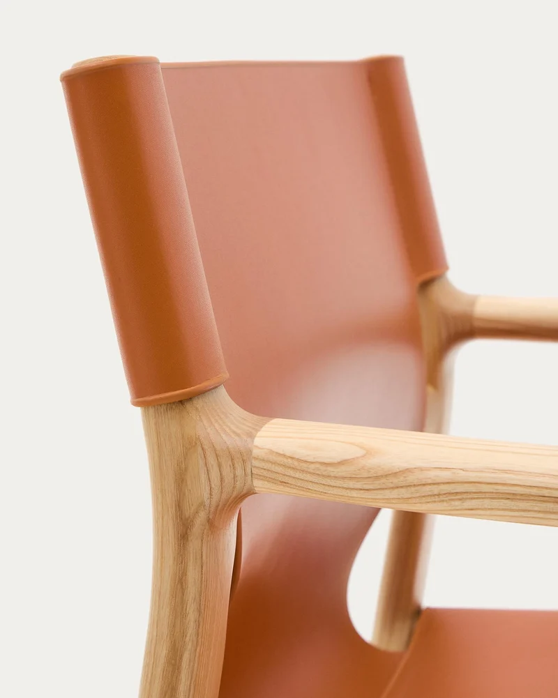 Stuhl Jan aus recycelten Lederfasern in Hellbraun und massivem Eschenholz FSC 100 % mit Fi