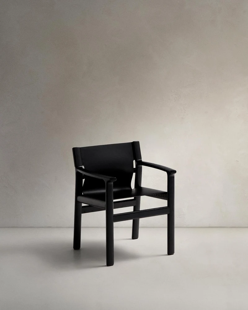 Stuhl Jan aus recycelten Lederfasern in Schwarz und massivem Eschenholz FSC 100 % mit schw