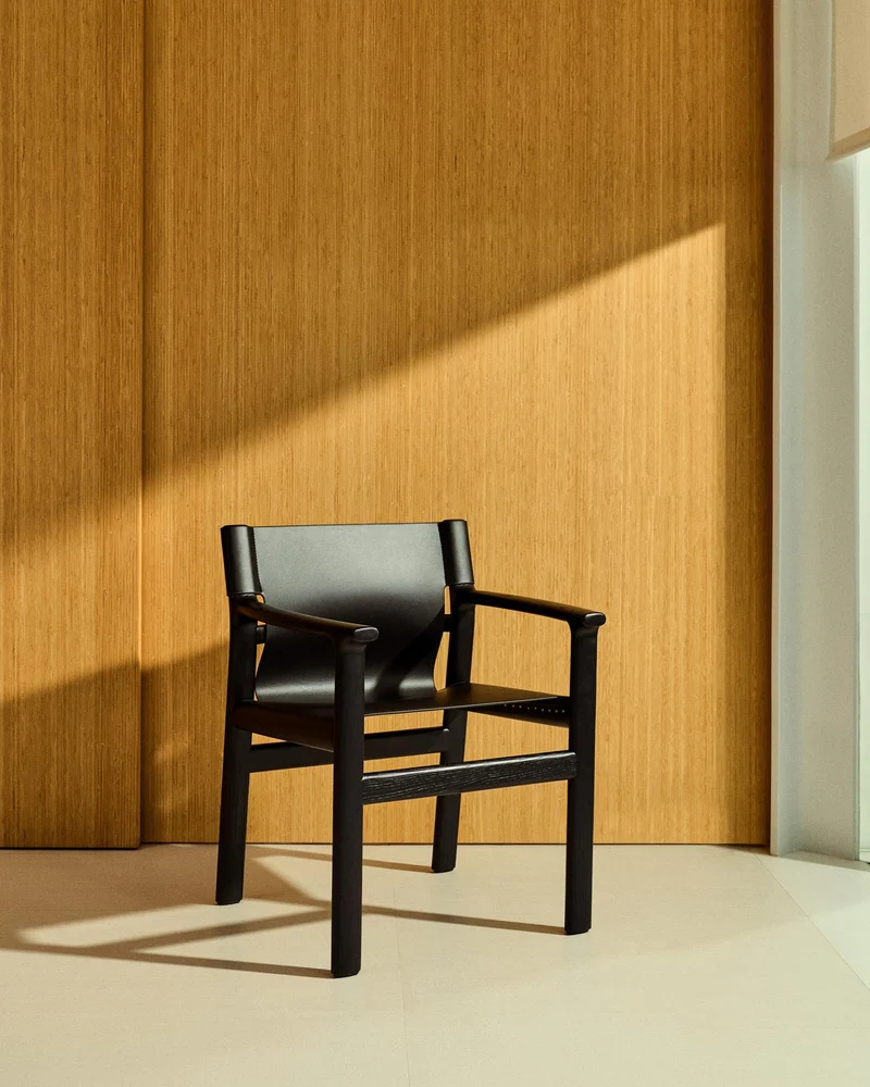 Stuhl Jan aus recycelten Lederfasern in Schwarz und massivem Eschenholz FSC 100 % mit schw
