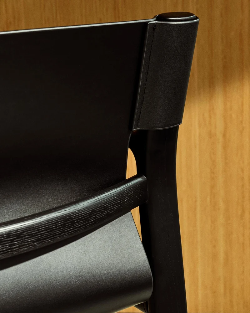 Stuhl Jan aus recycelten Lederfasern in Schwarz und massivem Eschenholz FSC 100 % mit schw