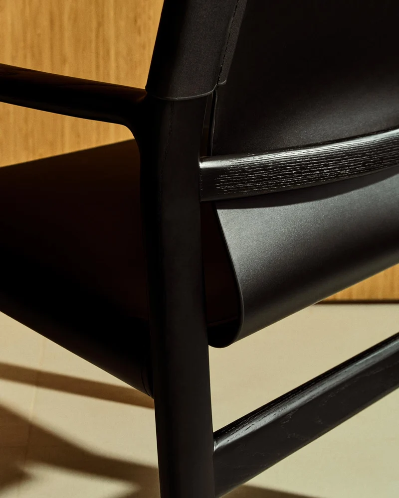 Stuhl Jan aus recycelten Lederfasern in Schwarz und massivem Eschenholz FSC 100 % mit schw