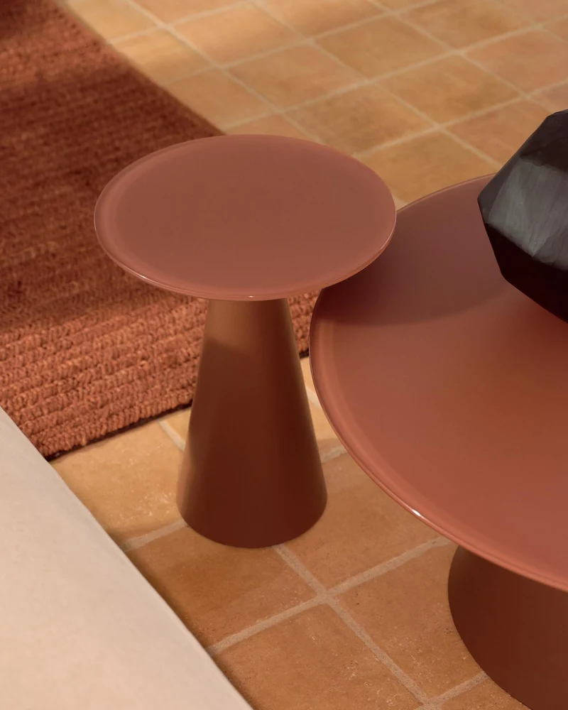 Wilshire Beistelltisch aus gehärtetem Milchglas und Stahl matt terracottafarben lackiert
