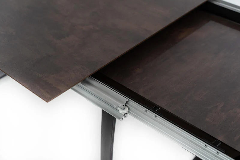 Tavolo moderno allungabile piano colore ruggine gambe in metallo nero cm 170/270x90x76h