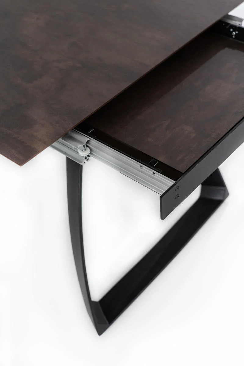 Tavolo moderno allungabile piano colore ruggine gambe in metallo nero cm 170/270x90x76h
