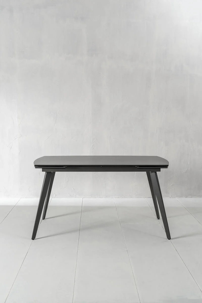 Tavolo moderno allungabile piano in ceramica e e vetro gambe in metallo colore grigio cm 140/200x90x76h