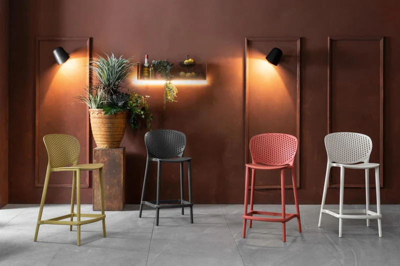 Set da 2 sgabello alto in polipropilene per interno o esterno cm 46x42x93h - vari colori
