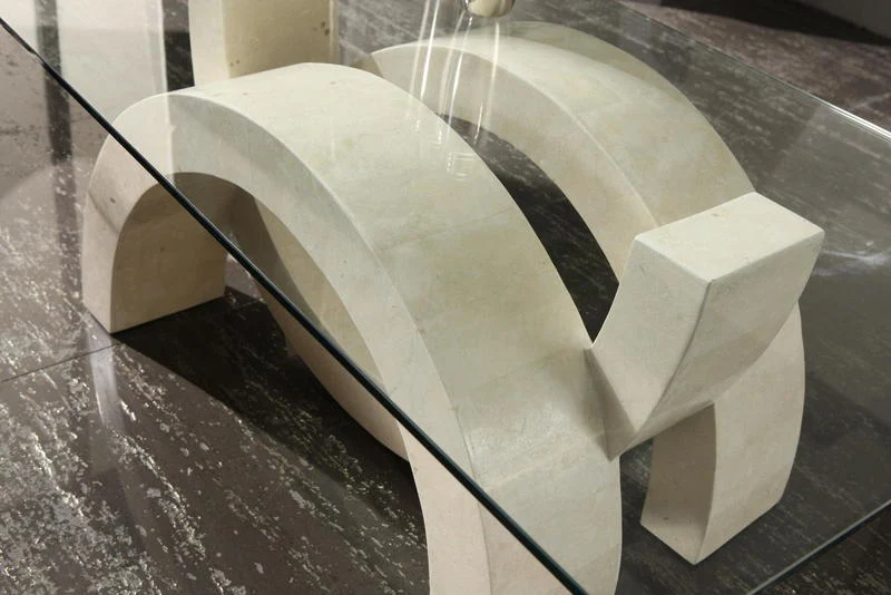 Tavolino da salotto con piano in vetro e base in pietra fossile cm 120x70x41h - vari colori