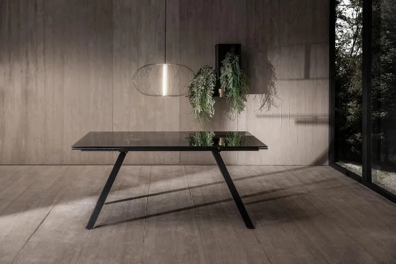 Tavolo design allungabile piano in vetro fumè gambe in metallo nero cm 160/240x90x76h