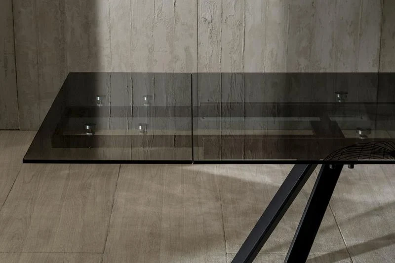 Tavolo design allungabile piano in vetro fumè gambe in metallo nero cm 160/240x90x76h