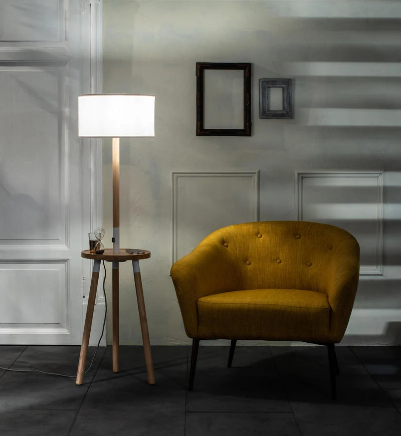 Piantana moderna con ricarica wireless in legno di faggio paralume in tessuto cm Ø 40x135h - vari colori