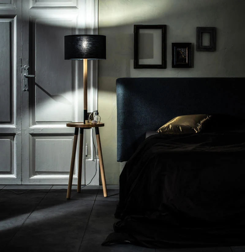 Piantana moderna con ricarica wireless in legno di faggio paralume in tessuto cm Ø 40x135h - vari colori