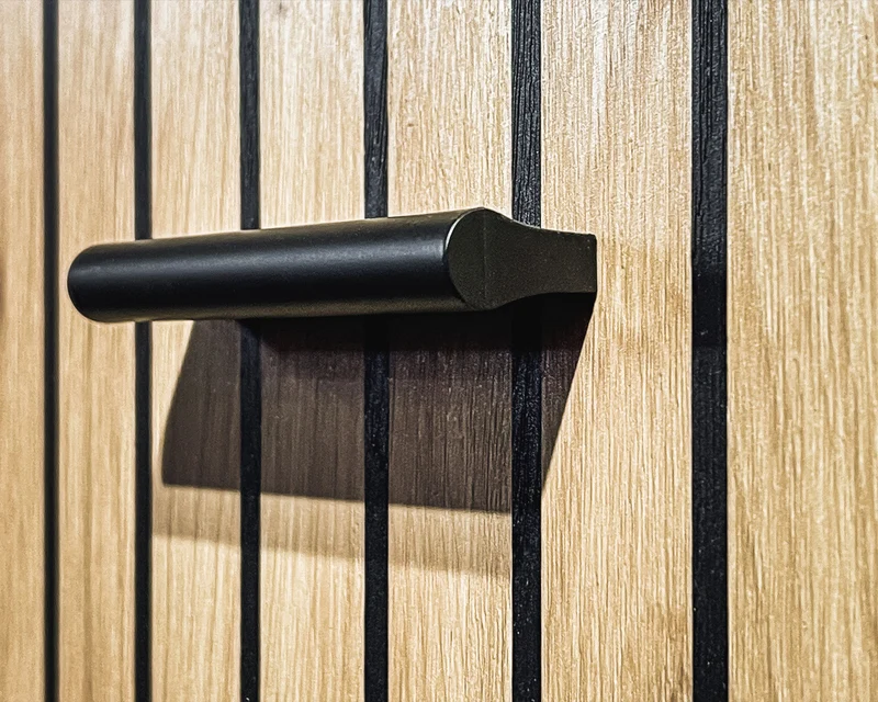 Tayb - Panca da ingresso 2 ante con cuscino colore quercia e righe serigrafate cm 60x32x53h