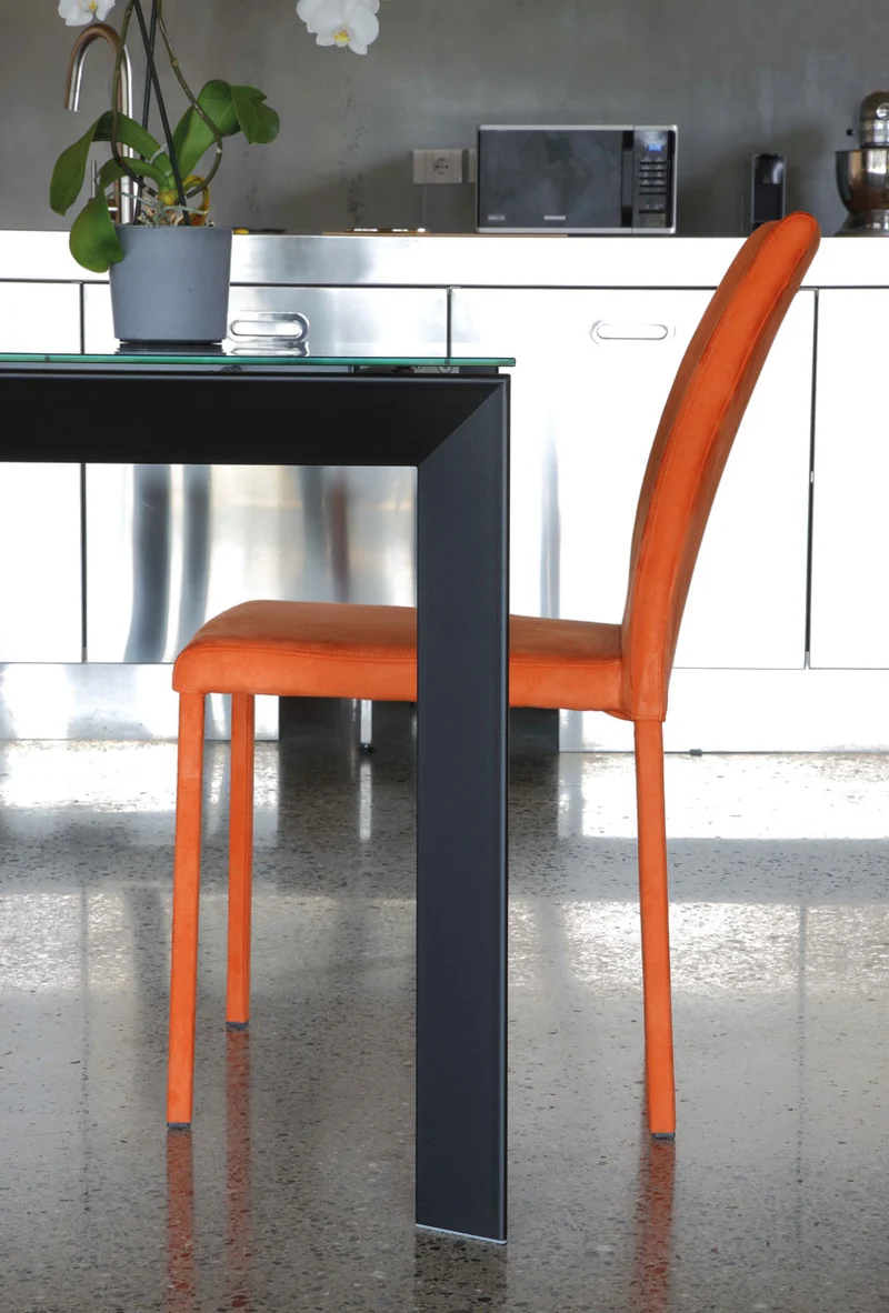 Zalak Vetro - Tavolo da pranzo con piano in vetro gambe in metallo cm 120/170x75x77h- vari colori