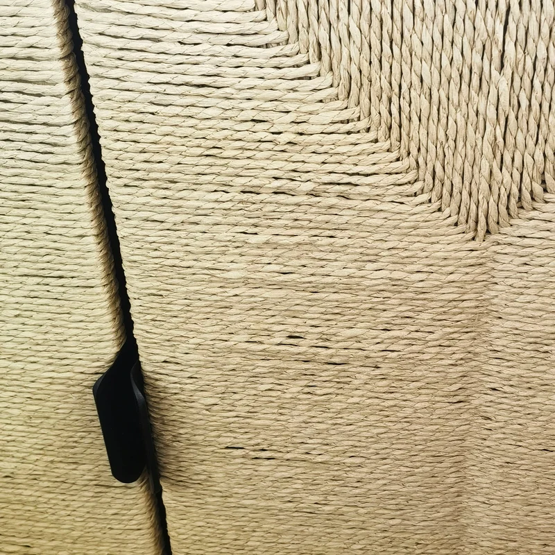 Mobiletto 2 ante in legno con frontali intrecciati in fibra naturale - PERONNOR