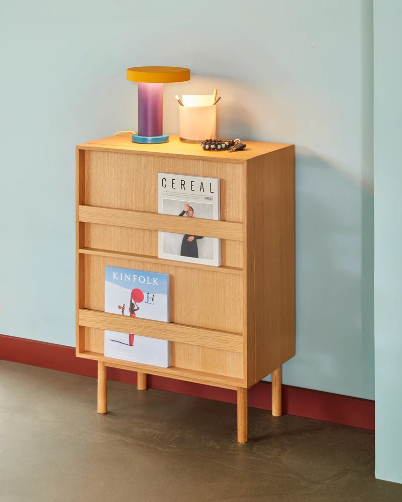 Credenza in legno di quercia con portariviste Forma