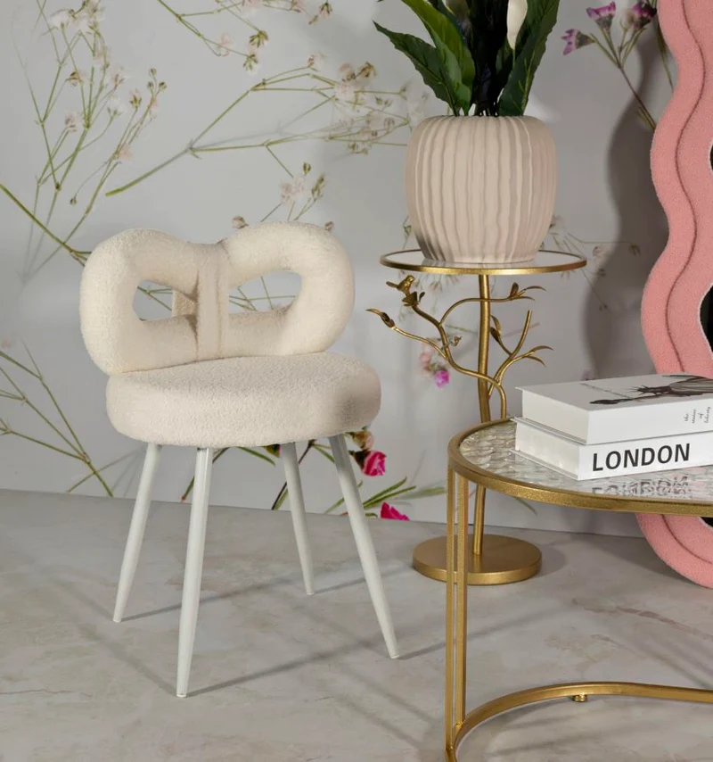 Sedia design bouclé avvolgente per interni glamour contemporanei - ILARY