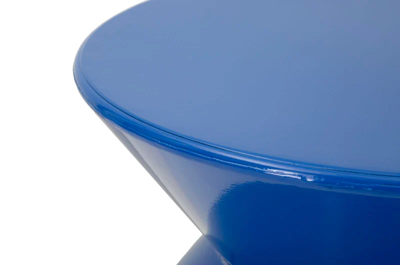Tavolinetto rotondo in metallo dal design scultoreo moderno - ZAG