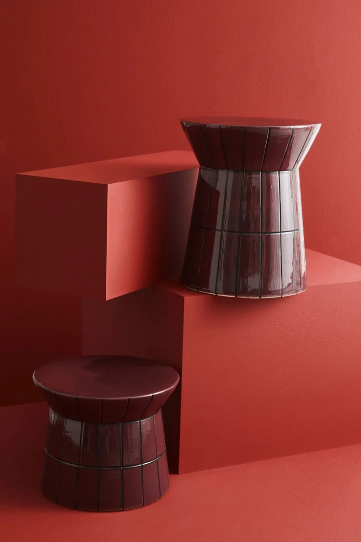 Tavolino decorativo in terracotta smaltata bordeaux fatto a mano H30 - ABBES