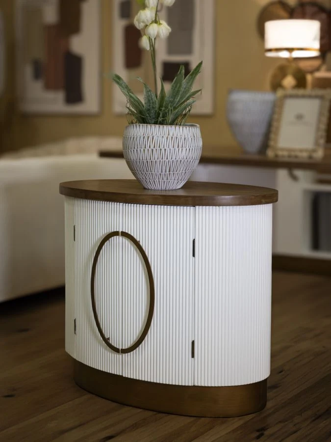 Mobiletto 2 Ante in Legno Bianco con Decorazioni in Rilievo 79x48x67 cm - TOLOSA