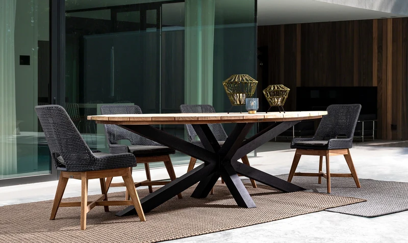 Tavolo ovale "Palmdale" con piano in legno teak, gambe in alluminio Antracite per esterno