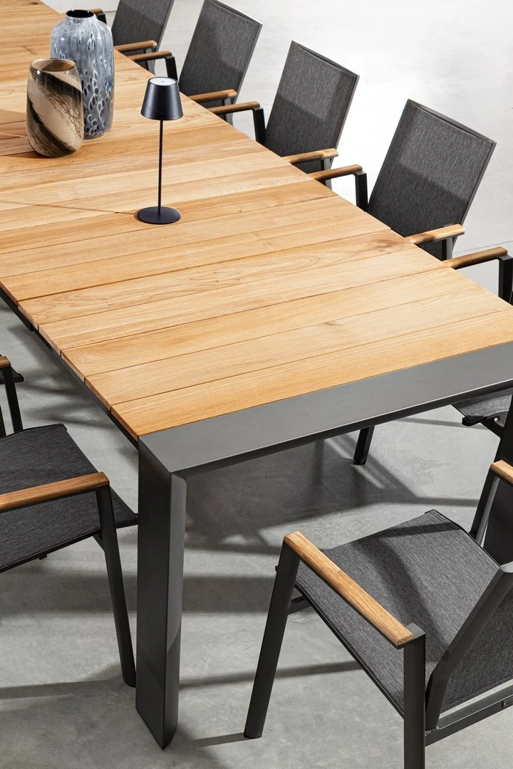 Tavolo allungabile "Cameron" con struttura in alluminio Antracite piano in teak da esterno