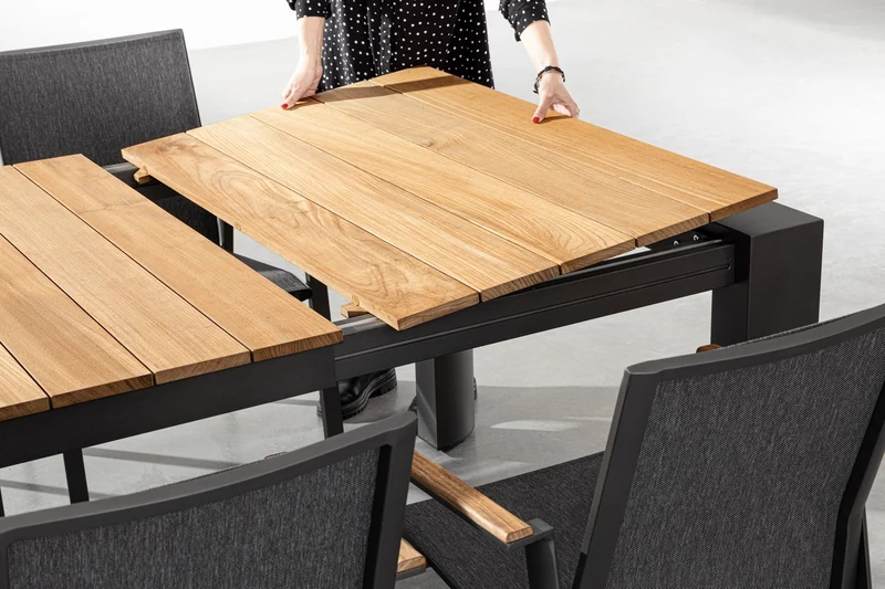 Tavolo allungabile "Cameron" con struttura in alluminio Antracite piano in teak da esterno