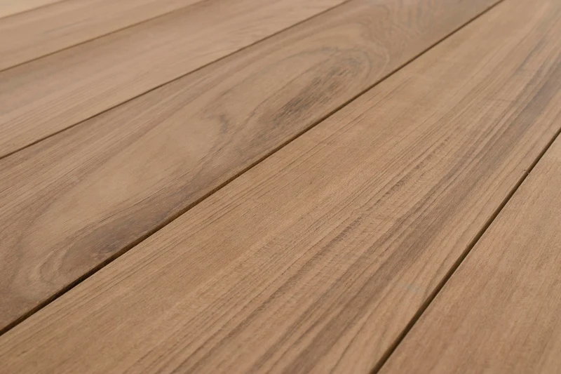 Tavolo allungabile "Cameron" con struttura in alluminio Bianco piano in teak da esterno