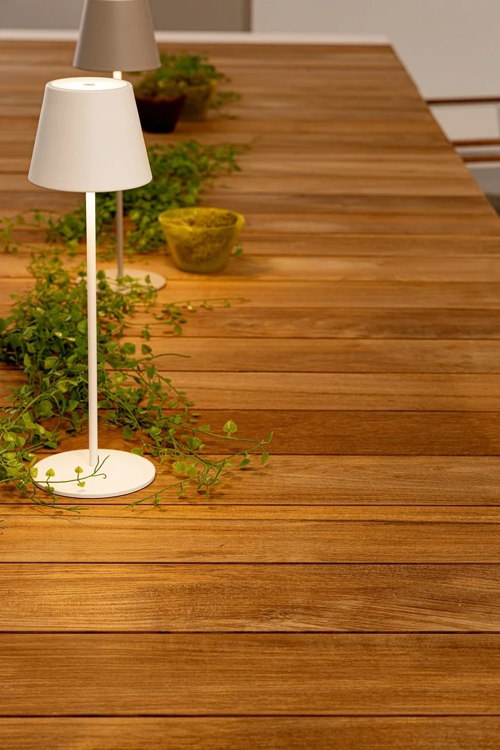 Tavolo allungabile "Cameron" con struttura in alluminio Bianco piano in teak da esterno
