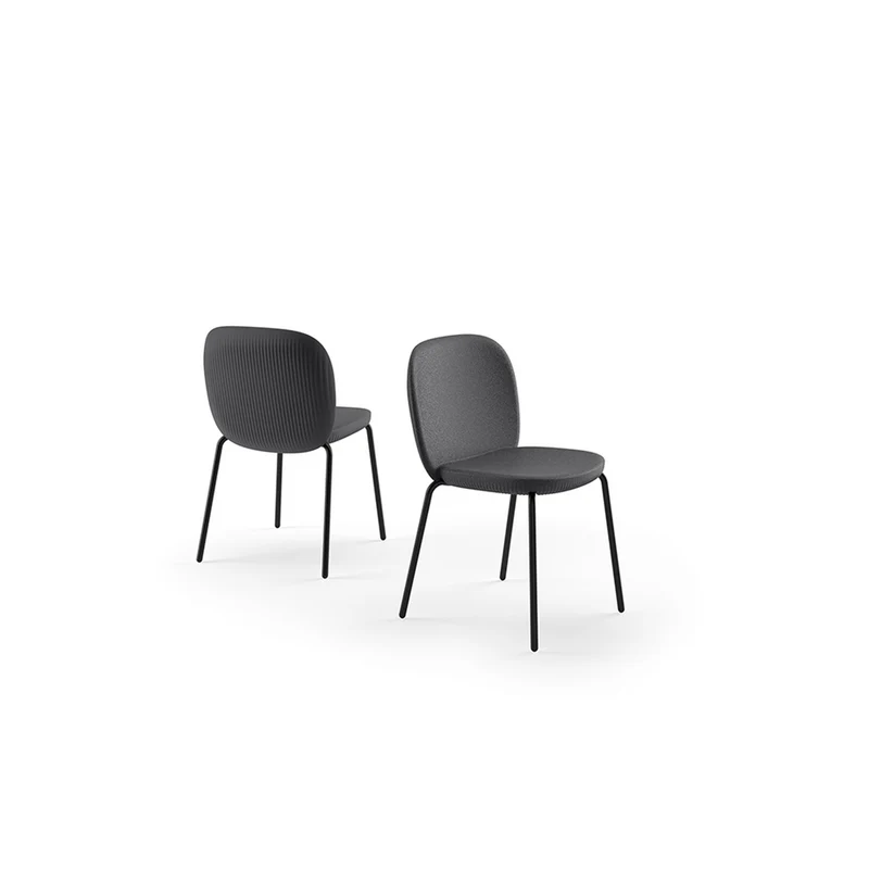 Sedia "Fade Stack Chair" da esterno, con seduta comoda ed elegante, design by Marco Gregori