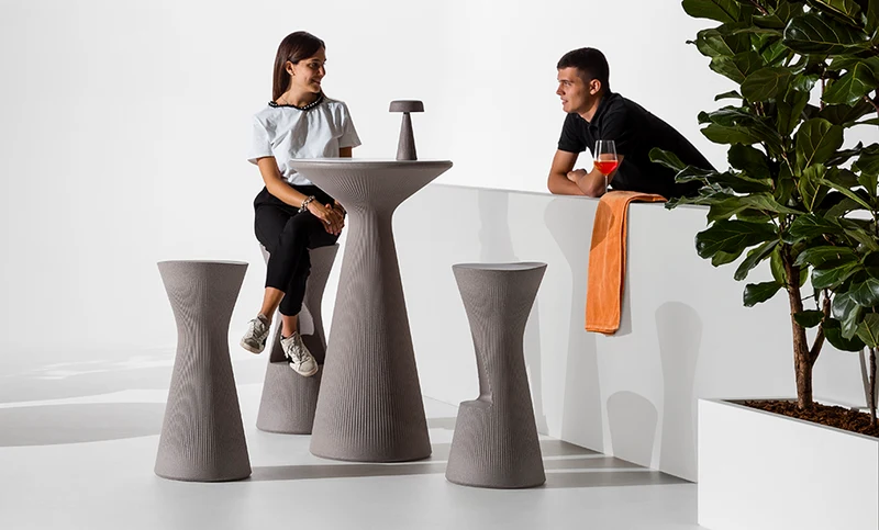 Tavolo "Fade" struttura in polietilene per esterno, design by Marco Gregori