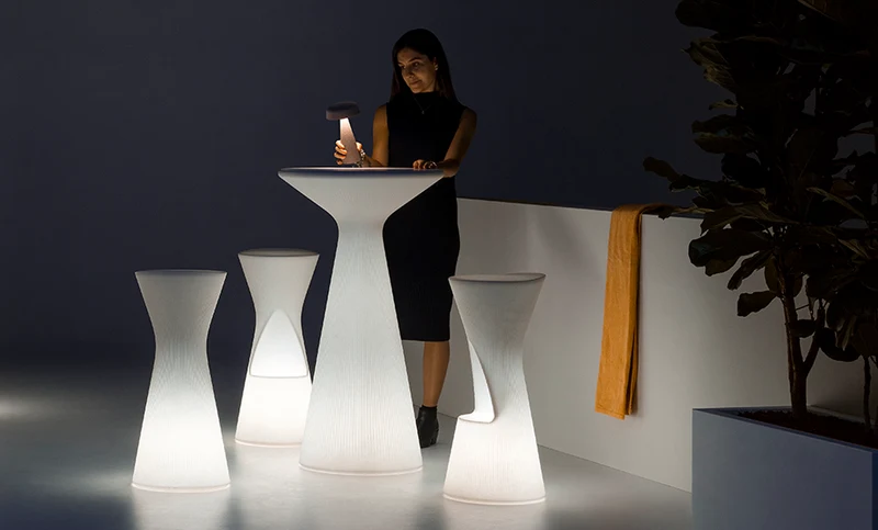 Tavolo "Fade" struttura in polietilene per esterno, design by Marco Gregori