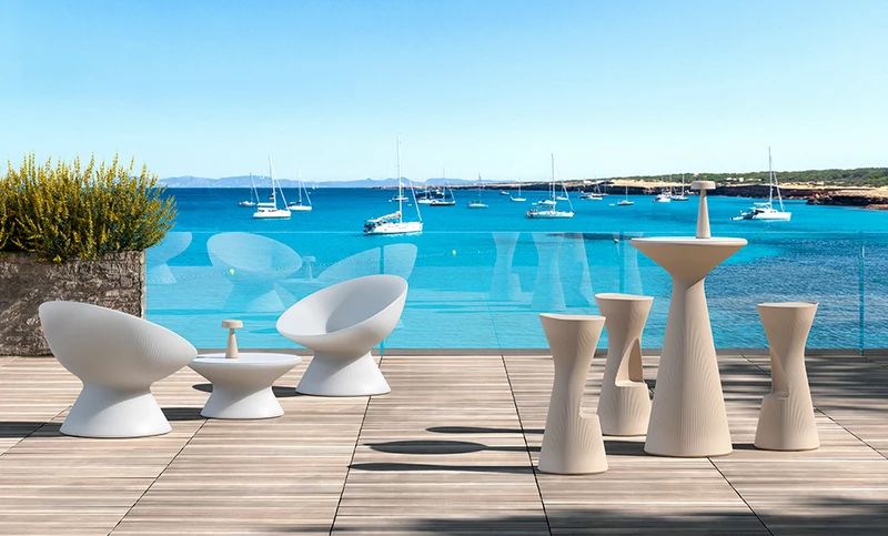 Tavolo "Fade" struttura in polietilene per esterno, design by Marco Gregori