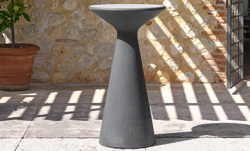 Tavolo "Fade" struttura in polietilene per esterno, design by Marco Gregori