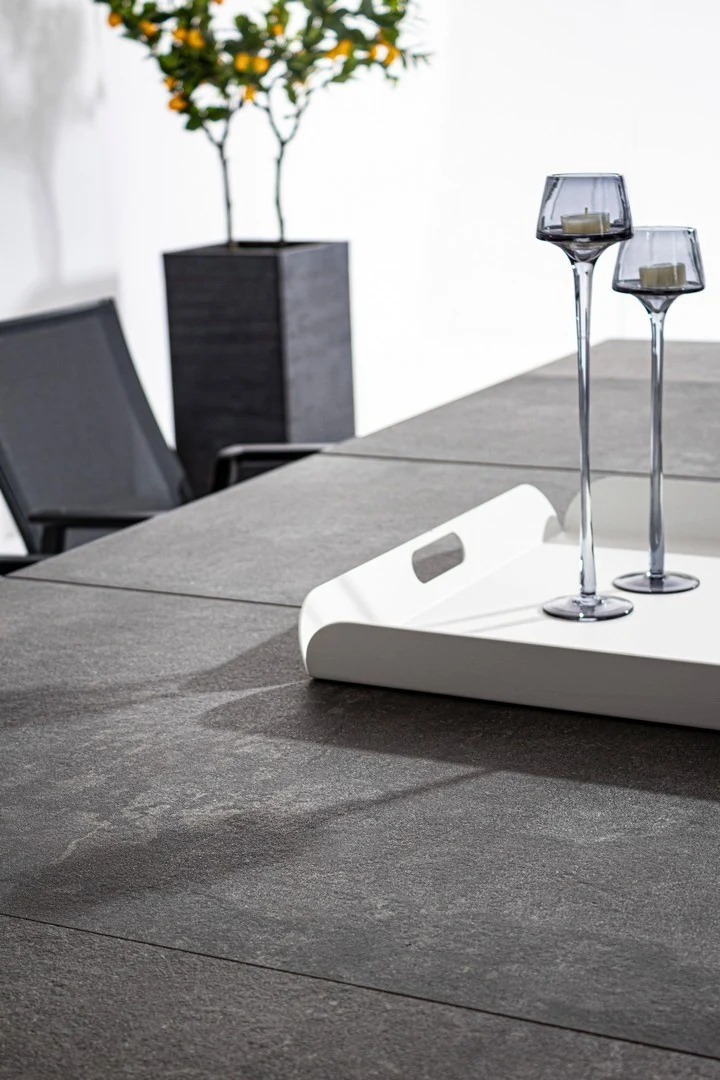 Tavolo allungabile "Krion" con struttura in alluminio Antracite, piano in ceramica, da 205/265 x 103 cm
