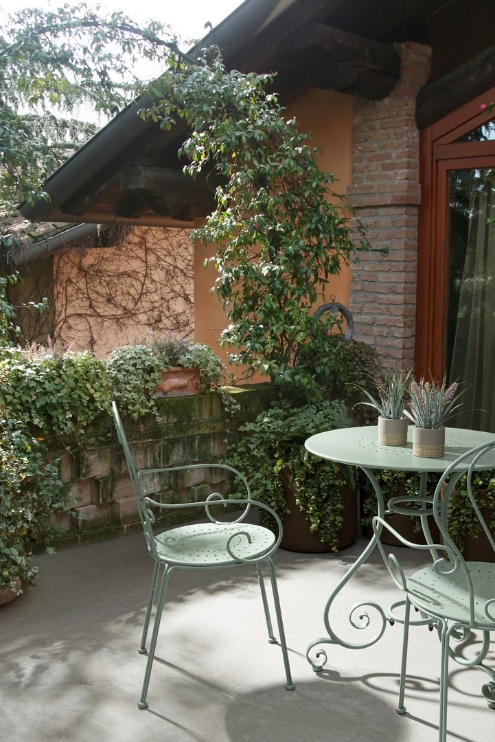 Set "Etienne" Tavolino Ø 70 cm con 2 poltrone colorate in acciaio per giardino e bar finitura opaca