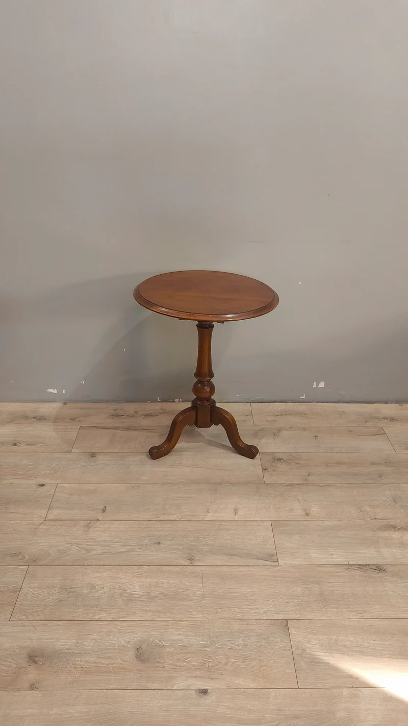 33 Tavolino in legno con piano tondo