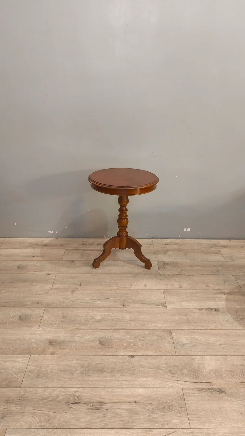 33 Tavolino in legno con piano rotondo