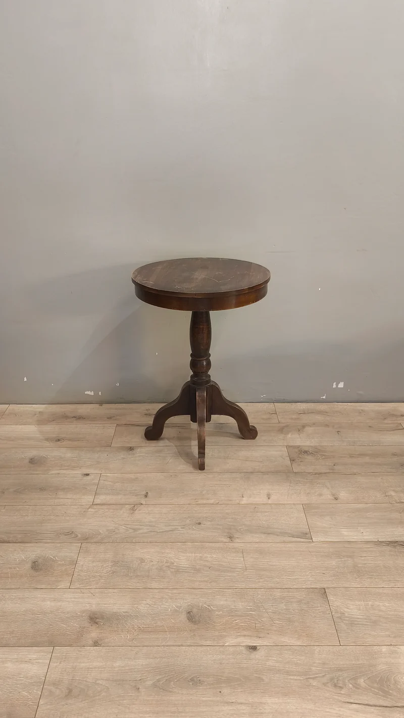 33 Tavolino d'appoggio rotondo in legno massello