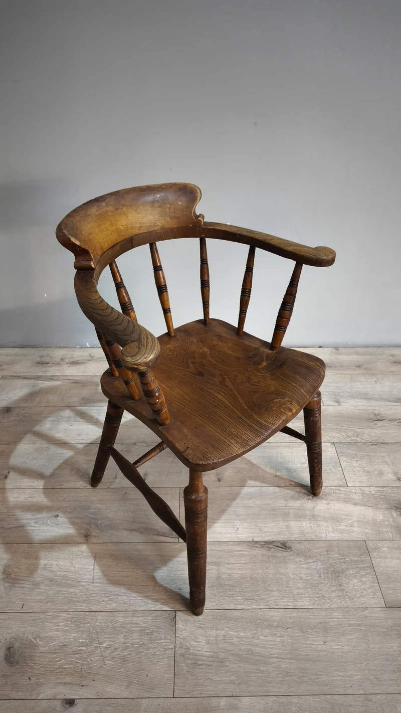 88669 Vecchia poltroncina in legno Glenister Maker Wycombe