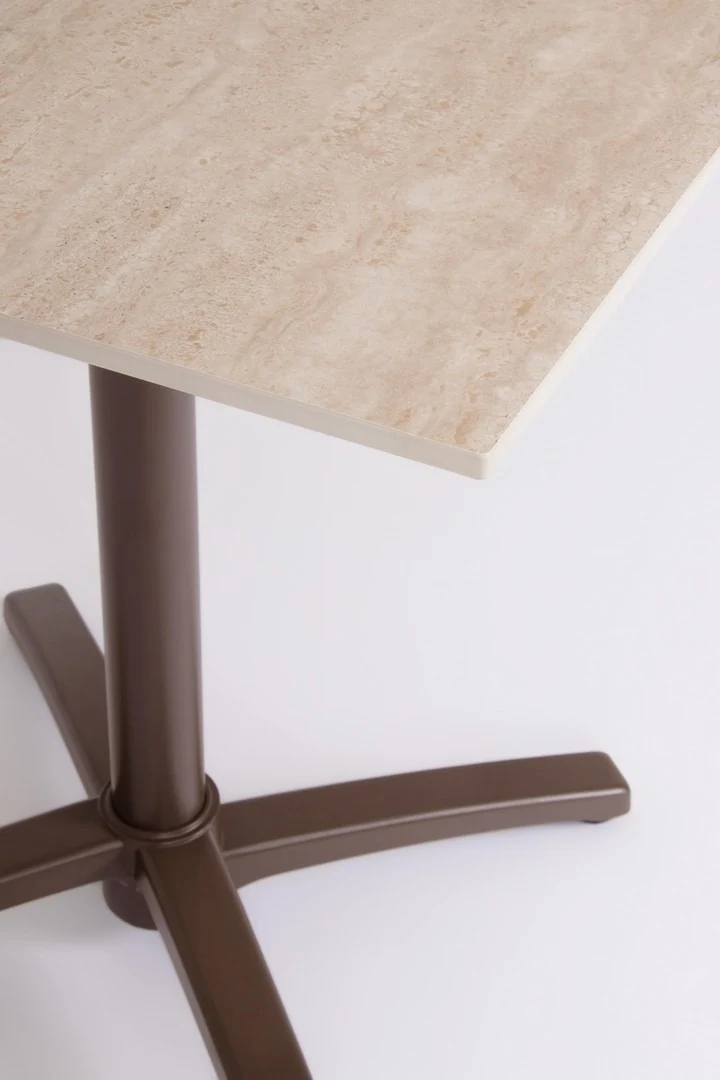 Tavolo "Claret" con struttura in alluminio, piano in hpl, per arredo interno ed esterno