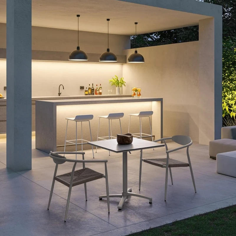 Tavolo "Claret" con struttura in alluminio, piano in hpl, per arredo interno ed esterno