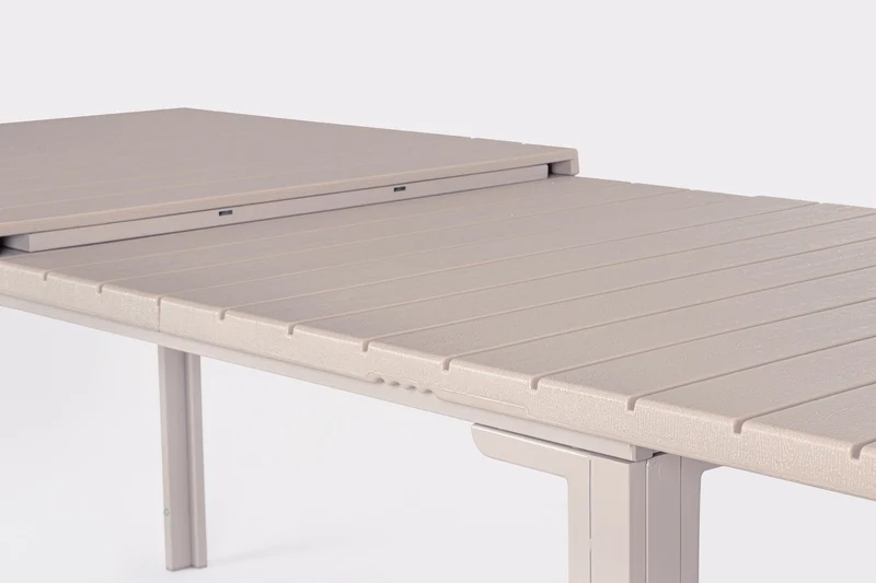 Tavolo "Sarita" struttura in acciaio, piano in hdpe con effetto legno venato, per arredo interno ed esterno