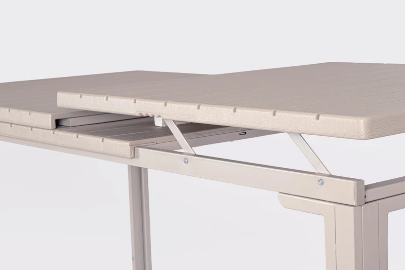 Tavolo "Sarita" struttura in acciaio, piano in hdpe con effetto legno venato, per arredo interno ed esterno