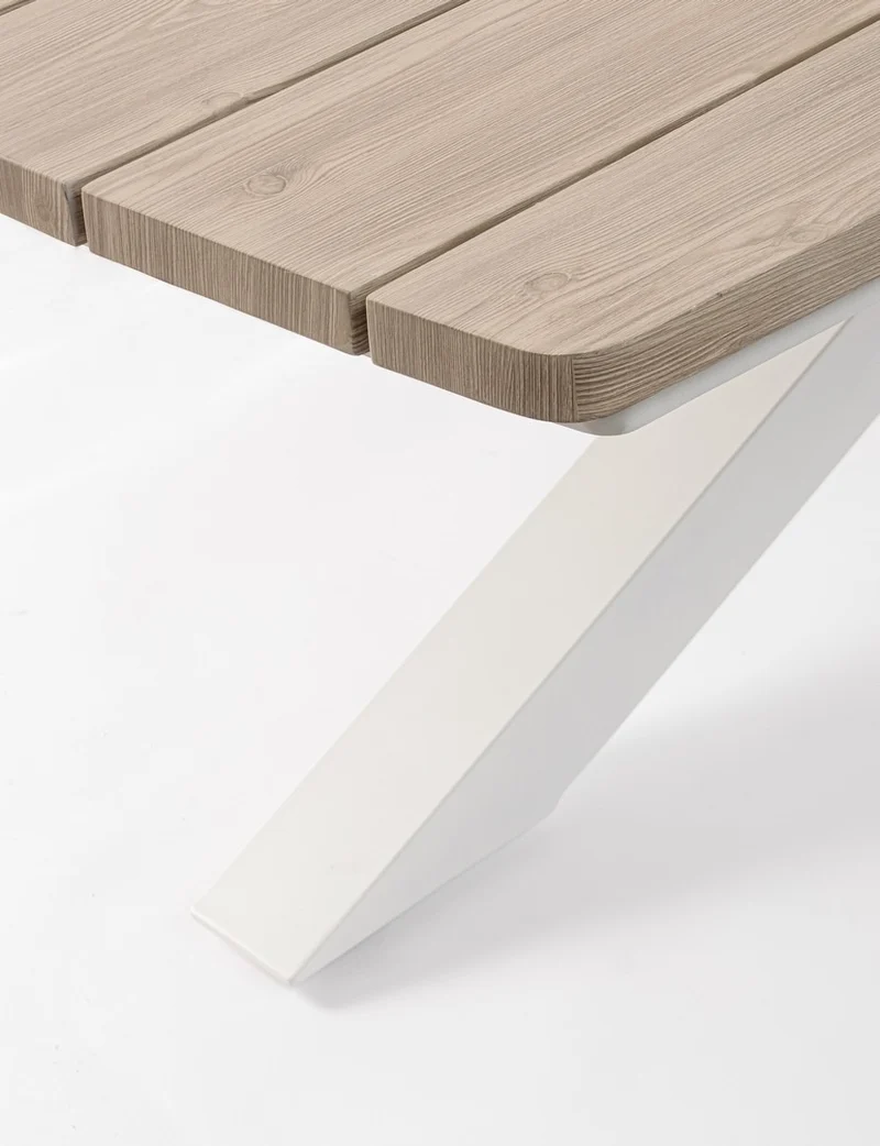 Tavolo "Zelmar" con struttura in alluminio, piano in doghe effetto legno, per arredo interno ed esterno