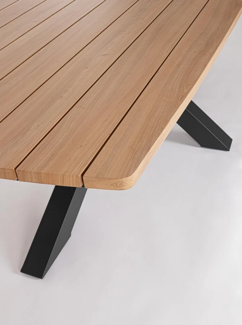 Tavolo "Zelmar" con struttura in alluminio, piano in doghe effetto legno, per arredo interno ed esterno