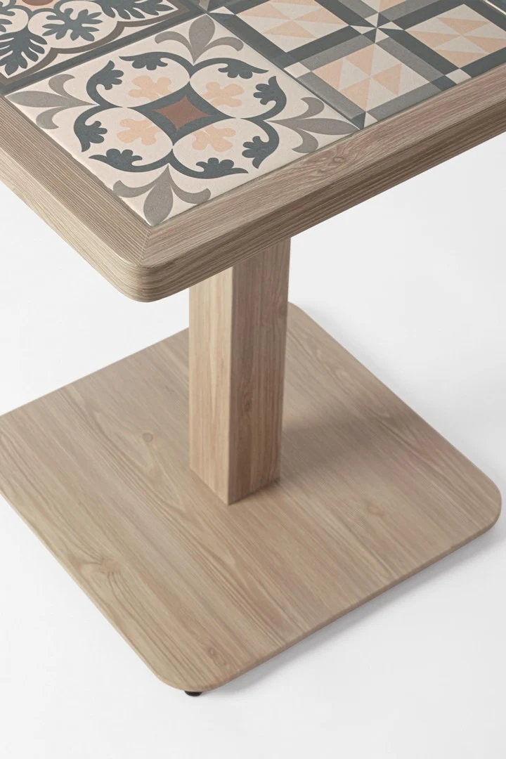 Tavolo "Kalimera" con struttura in alluminio, piano in porcellana, per arredo interno 73 x 73 x h 74 cm